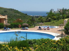 CASARES appart 2 ch dans parc tropical avec vue sur mer, montagne et piscine